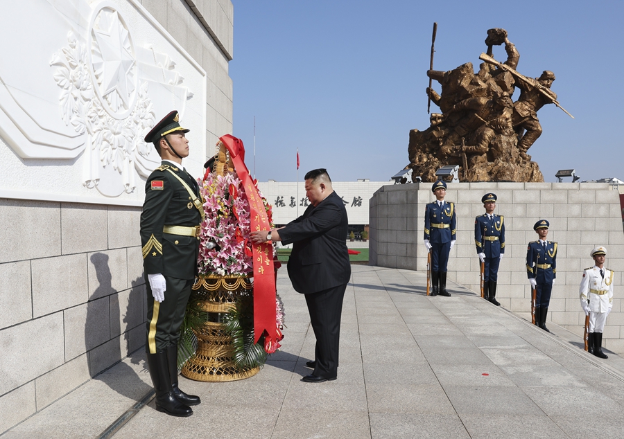 Wang Huning accompagna Kim Jong-un in una visita a Dandong