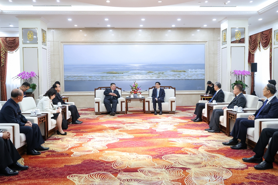 Wang Huning accompagna Kim Jong-un in una visita a Dandong