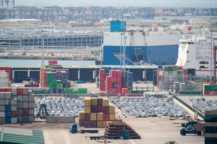 Veduta del porto di Barcellona, in Spagna, dove arrivano navi cargo che trasportano flotte di auto elettriche provenienti dalla Cina. (2 giugno 2026 - Joan Gosa/Xinhua)
