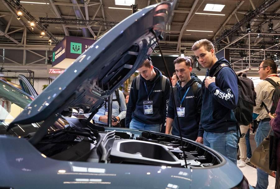 Visitatori all'area espositiva di Leapmotor all'IAA Mobility 2025 a Monaco, Germania. (10 settembre 2025 - Xinhua/Zhang Fan)