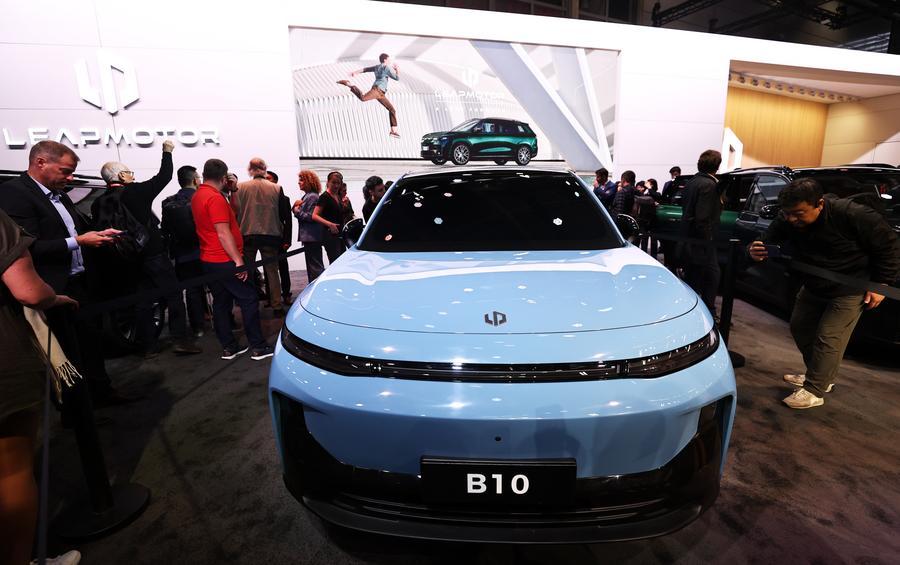 Stand del costruttore automobilistico cinese Leapmotor al Salone dell'auto di Parigi 2024, in Francia. (14 ottobre 2024 - Xinhua/Gao Jing)