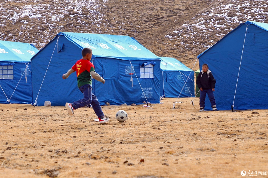 L'allegria dei bambini riempie i campi di reinsediamento nella zona colpita dal terremoto di Baqen