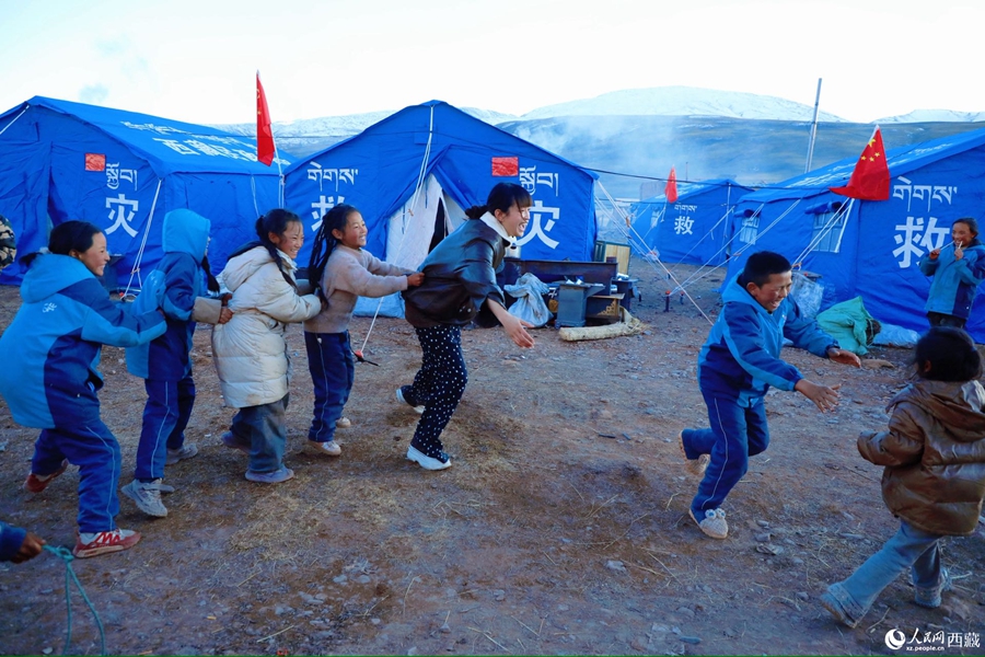L'allegria dei bambini riempie i campi di reinsediamento nella zona colpita dal terremoto di Baqen