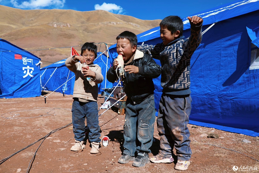 L'allegria dei bambini riempie i campi di reinsediamento nella zona colpita dal terremoto di Baqen