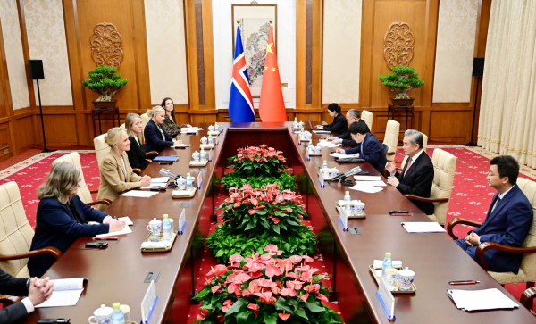 Colloquio tra Wang Yi e la Ministra degli Esteri islandese a Beijing
